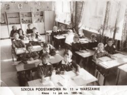 Pierwsze szkolne zdjêcie DUMNY uczeñ Ic siedzi w ostatnie ³awce (sokoli amo¿e lepiej orli ;) wzrok)