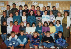 VII klasa - ostatnie prawdziwie grupowe zdjêcie, na jego podstawie dziewczyny do tej pory mo¿na by rozpoznaæ, ch³opaki (niestety nadal jak dzieci)